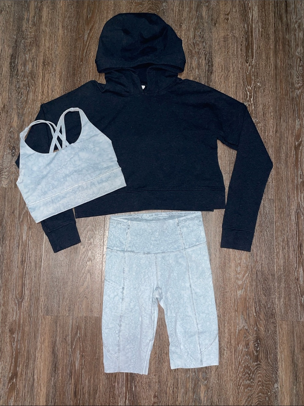 Like New Lululemon Matching Navy/Light Blue Bundle. Size Tops 6/Bottom 4